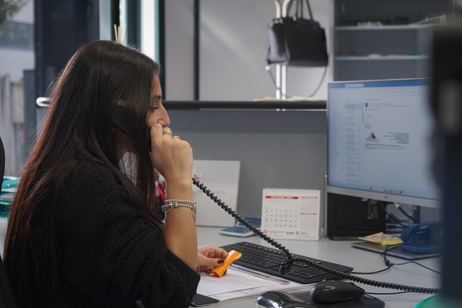 Dipendente di Fratelli Cremonesi al telefono