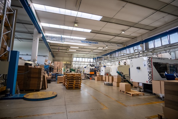 Vecchio laboratorio per la costruzione e riparazione di stampi